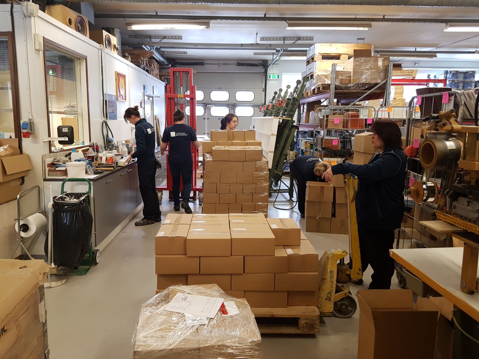 People working in the warehouse